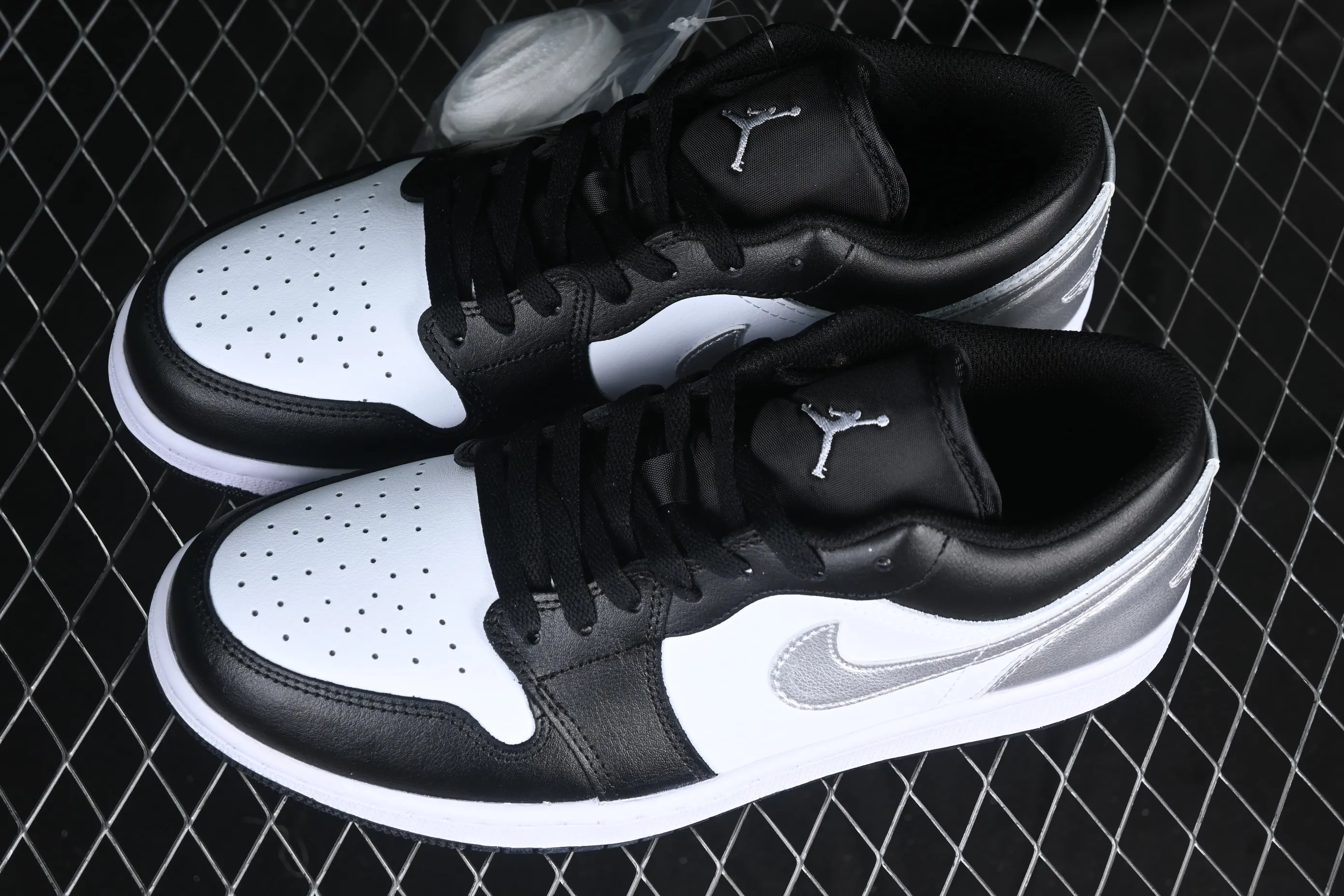 All categories Air Jordan Jordan series basketball shoes Air Jordan 1 Low Air Jordan 1 Low AJ1 Joe 1 black and white silver low-top cultural basketball shoes 553558-131